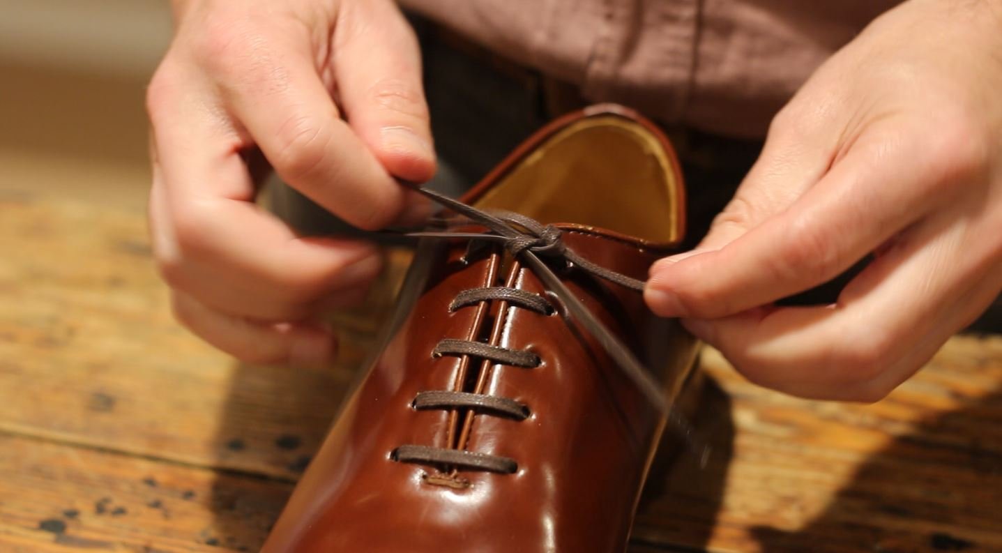 Cómo poner los cordones a zapatos. (Seguramente no lo estás haciendo bien) | Monge Shoes Handmade Mallorca